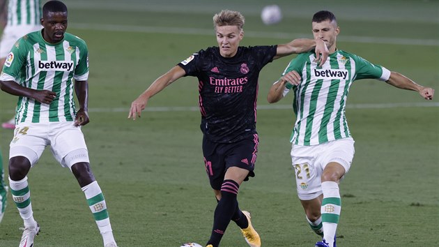 Martin degaard z Realu Madrid (uprosted) vede m mezi protihri z Betisu.