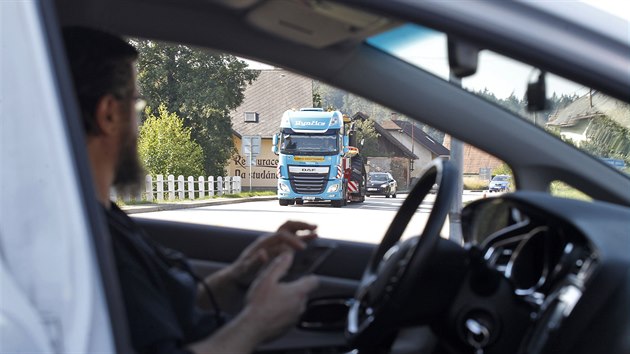 Úkolem brigádníka při sčítání dopravy je stát, sedět či popocházet v předem daném čase na vytyčeném místě a do mobilní aplikace zadávat počty projíždějících aut různých kategorií.
