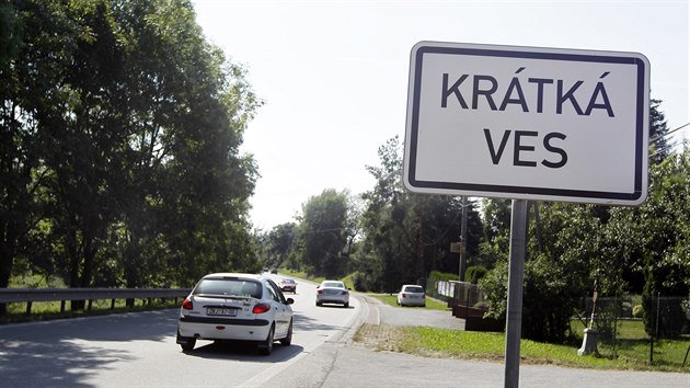 V Krátké Vsi místní dlouho usilují o radar, který by měřil rychlost a odesílal přestupky. Letos na podzim se dočkají, havlíčkobrodská radnice systém úsekového měření rychlosti dodá. Stačily čtyři hodinky a člověk má jasno, že si tu na sebe rychle vydělá.