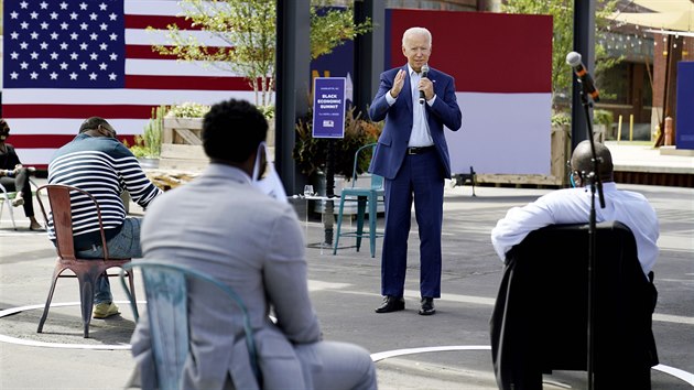 Prezidentsk kandidt Joe Biden hovo na pedvolebnm mtinku v americkm Charlotte. (23. z 2020)