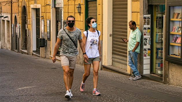 Italov nos rouky z obavy ped druhou vlnou koronaviru. (15. z 2020)