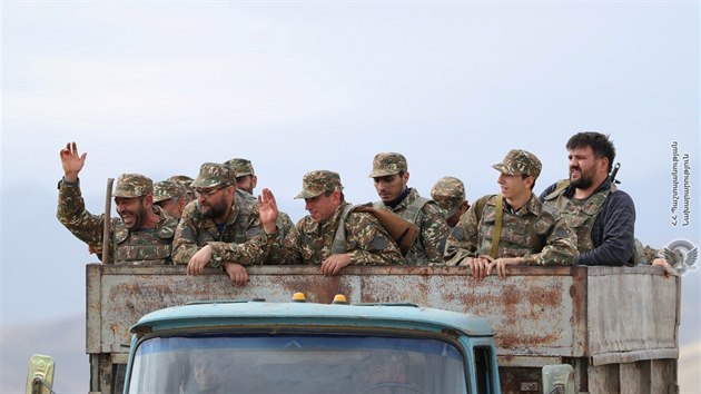 Na hranici Nhornho Karabachu se znovu rozhoely stety mezi Armni a zerbjdnem. Na snmku jsou armnt vojci. (29. z 2020)