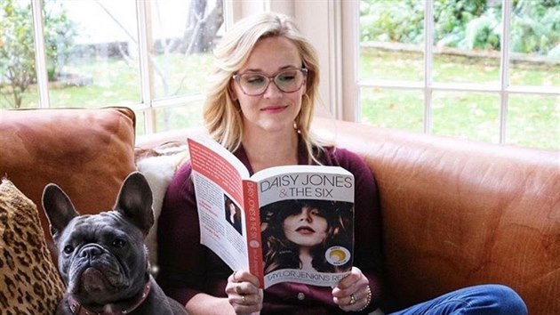 Herečka Reese Witherspoon s knihou Daisy Jones & The Six, podle které vznikne stejnojmenný seriál, jenž bude produkovat.