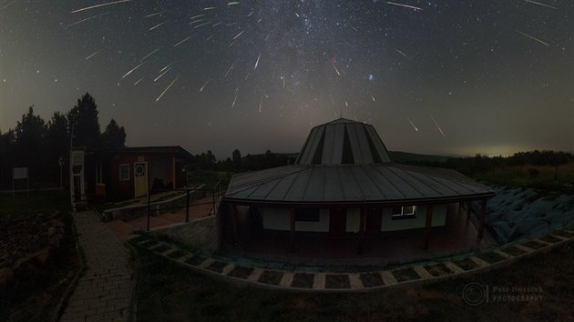 Pohled do radiantu roje Perseidy nad planetáriem ve slovenské Kolonici Pohled do radiantu roje Perseidy nad planetáriem ve slovenské Kolonici