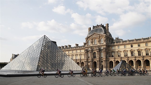 Peloton projd kolem muzea umn Louvre bhem 21. etapy Tour de France.