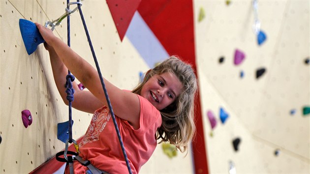 Nová sportovní hala v Novém Městě na Moravě. Její dominantou je velká horolezecká stěna. Původní plány s ní vůbec nepočítaly, teď jsou ale všichni rádi, že ji horolezci protlačili. O lezení je okamžitě od otevření sportoviště enormní zájem.