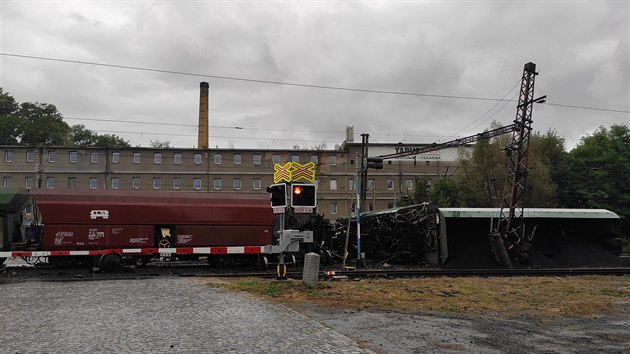 V Úpořinách na Teplicku v sobotu 26. září 2020 vykolejilo pět plně naložených vozů nákladního vlaku. Drážní inspekce šetří příčiny a okolnosti mimořádné události.