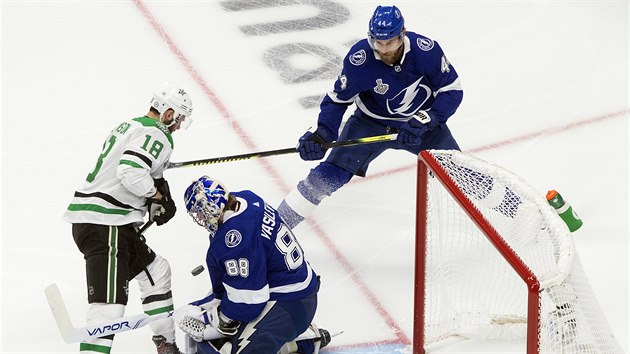 Jan Rutta (vpravo) se po tdnech vysedvn vrtil do sestavy Tampa Bay Lightning.