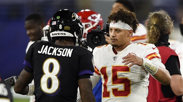 Lamar Jackson (8) z Baltimore Ravens blahopeje Patricku Mahomesovi z Kansas City Chiefs.