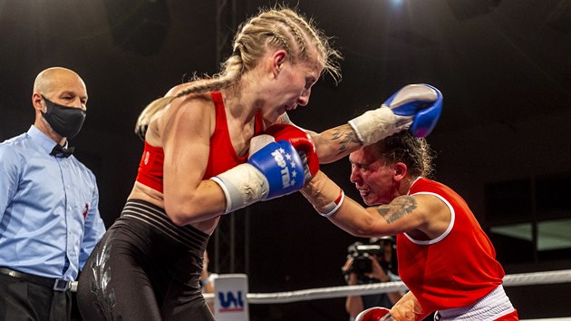 Fabiana Bytyqi (vlevo) a Claudia Ferencziov v souboji na Galaveeru profesionlnho boxu Boxing Live v st nad Labem.