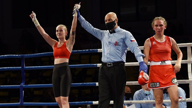 Galaveer boxu v st nad Labem: Fabina Bytyqi (vlevo) porazila ve vze do 50,8 kg Slovenku Claudii Ferencziovou.