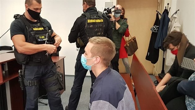 Krajsk soud v Plzni vymil Patricku Wchterovi 24 let vzen za pokus o vradu dvou lid. Loni v prosinci napadl sekerou poka a jeho ptelkyni. (24. 9. 2020)