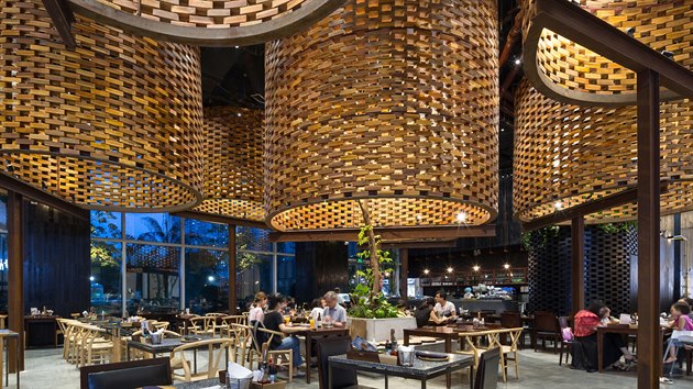 Architekti Marek Obtulovi, Nguyen Duc Trung, Mai Lan Chi Obtuloviov ze studia ODDO architects navrhli v Hanoji restauraci Pizza 4P's na adrese Landmark 72.