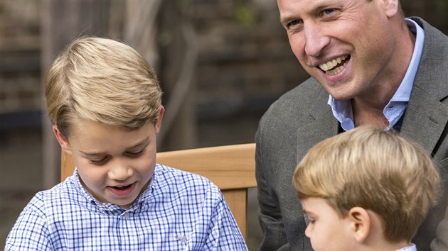 Princ William a jeho synov princ George a princ Louis (Londn, 24. z 2020)