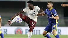 Amadou Diawara z AS Řím zpracovává míč, sleduje ho Miguel Veloso z Verony. Amadou Diawara z AS Řím zpracovává míč, sleduje ho Miguel Veloso z Verony.