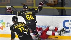 Vojtěch Kropáček a Jan Klodner ze Sokolova v souboji s Mchalem Hlinkou z Poruby. Vojtěch Kropáček a Jan Klodner ze Sokolova v souboji s Mchalem Hlinkou z Poruby.
