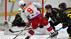 Petr Kanko z Poruby střílí na branku Sokolova. Brání , Martin Weinhold a David... Petr Kanko z Poruby střílí na branku Sokolova. Brání , Martin Weinhold a David...
