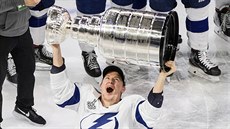 Útoník Tampy Ondej Palát si uívá Stanley Cup.