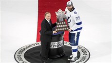 Victor Hedman z Tampy přebírá Conn Smythe Trophy pro nejužitečnějšího hráče. Victor Hedman z Tampy přebírá Conn Smythe Trophy pro nejužitečnějšího hráče.
