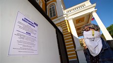 Poutač před Západočeským divadlem v Chebu oznamuje karanténu části souboru a... Poutač před Západočeským divadlem v Chebu oznamuje karanténu části souboru a...