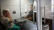 V Ottawě v jednom z kostelů zřídili „boží buňku“ ze skla, kde se mohou věřící... V Ottawě v jednom z kostelů zřídili „boží buňku“ ze skla, kde se mohou věřící...