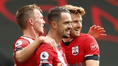 Danny Ings, útoník Southamptonu, slaví gól se spoluhrái.