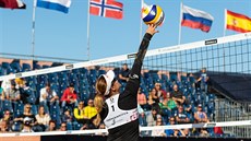 Plážová volejbalistka Barbora Hermannová se natahuje po balonu v utkání o třetí... Plážová volejbalistka Barbora Hermannová se natahuje po balonu v utkání o třetí...