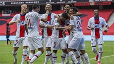 Fotbalisté Paris Saint-Germain se radují z gólu proti Nice.