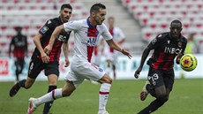 Pablo Sarabia z Paris Saint-Germain stíhá balon v zápase proti Nice.