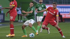 Lars Bender (vpravo) z Leverkusenu se dere za balonem v zápase proti Wolfsburgu. Lars Bender (vpravo) z Leverkusenu se dere za balonem v zápase proti Wolfsburgu.
