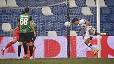 Giovanni Simeone (vpravo) z Cagliari se trefuje v zápase proti Sassuolu.