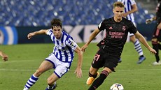 Martin Ödegaard (vpravo) z Realu Madrid vede balon, napadá ho Aritz Elustondo z... Martin Ödegaard (vpravo) z Realu Madrid vede balon, napadá ho Aritz Elustondo z...