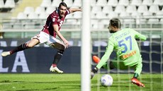 Andrea Belotti z Turína (vlevo) prosteluje brankáe Atalanty.