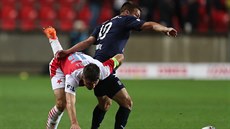 Ondřej Kúdela ze Slavie a Jan Navrátil ze Slovácka bojují o míč. Ondřej Kúdela ze Slavie a Jan Navrátil ze Slovácka bojují o míč.