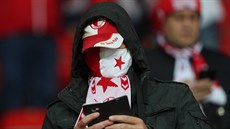 Fanoušek Slavie během utkání se Slováckem Fanoušek Slavie během utkání se Slováckem