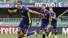 Andrea Favilli (vlevo) z Verony se raduje z gólu proti Udinese. Andrea Favilli (vlevo) z Verony se raduje z gólu proti Udinese.