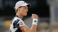 Italský talent Jannik Sinner se raduje z postupu do druhého kola Roland Garros. Italský talent Jannik Sinner se raduje z postupu do druhého kola Roland Garros.