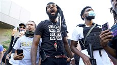 Ozbrojení podporovatelé hnutí Black Lives Matter při střetu s krajně... Ozbrojení podporovatelé hnutí Black Lives Matter při střetu s krajně...
