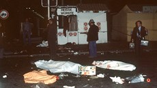 Zahalená těla obětí bombového útoku na mnichovském Oktoberfestu. Největší... Zahalená těla obětí bombového útoku na mnichovském Oktoberfestu. Největší...