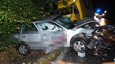 Řidič při předjíždění dostal smyk a narazil do stromu a pak i dodávky v... Řidič při předjíždění dostal smyk a narazil do stromu a pak i dodávky v...
