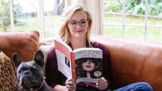Herečka Reese Witherspoon s knihou Daisy Jones & The Six, podle které vznikne... Herečka Reese Witherspoon s knihou Daisy Jones & The Six, podle které vznikne...
