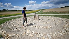 Bosonohá stezka, vinoucí se na Břeclavsku na pomezí Česka a Rakouska, nabízí... Bosonohá stezka, vinoucí se na Břeclavsku na pomezí Česka a Rakouska, nabízí...
