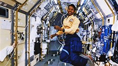 První astronautka s tmavou pletí Mae Carol Jemisonová. První astronautka s tmavou pletí Mae Carol Jemisonová.