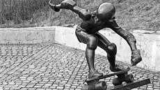 Bronzová socha skateboardisty z 80. let se vrátí do parku Folimanka. Bronzová socha skateboardisty z 80. let se vrátí do parku Folimanka.