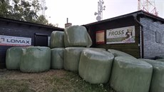 Balíky slámy jsou narovnané těsně před vchodem do chaty. Pro členy TJ Lyžař je... Balíky slámy jsou narovnané těsně před vchodem do chaty. Pro členy TJ Lyžař je...