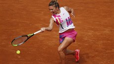 Rumunská tenistka Simona Halepová v semifinálovém duelu s Garbine Muguruzaovou...