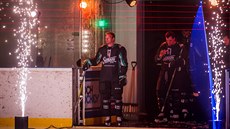 Václav Nedorost (vlevo) se chystá vyjet na led s mužstvem plných hvězd z NHL. Václav Nedorost (vlevo) se chystá vyjet na led s mužstvem plných hvězd z NHL.