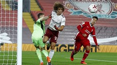 David Luiz (uprosted) z Arsenalu v zápase s Liverpoolem.