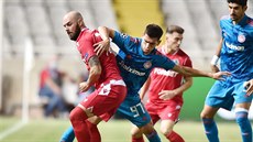 Jan Lecjaks (vlevo) z Omonie Nikósia v souboji s Lazar Randjelovičem z... Jan Lecjaks (vlevo) z Omonie Nikósia v souboji s Lazar Randjelovičem z...