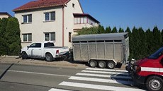 Řidič dodge zbořil zídku a plynovou přípojku, z níž začal unikat plyn. Řidič dodge zbořil zídku a plynovou přípojku, z níž začal unikat plyn.